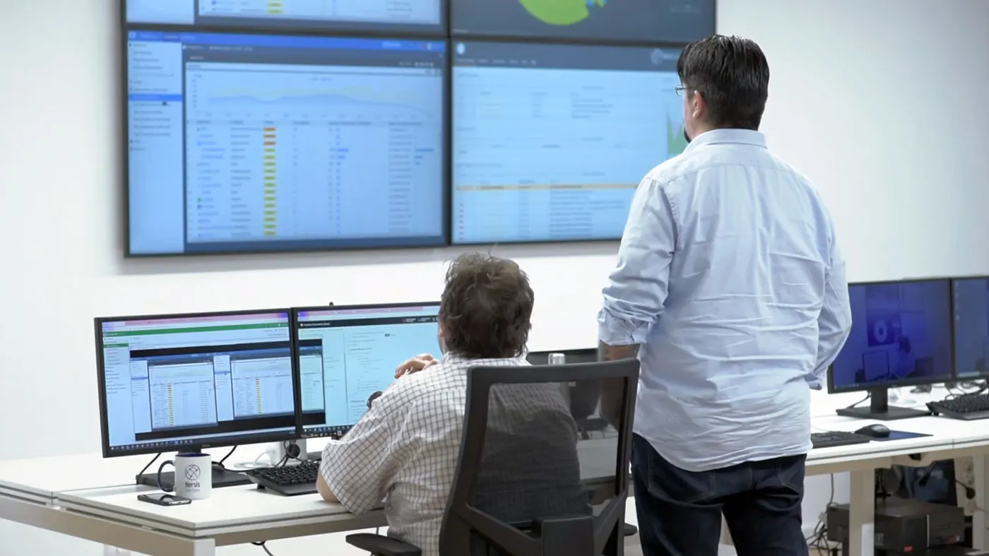 Equipo de operaciones de Nersis en el centro NOC/SOC de Madrid