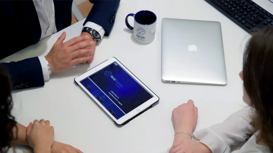 Reunión de trabajo con un cliente en Nersis