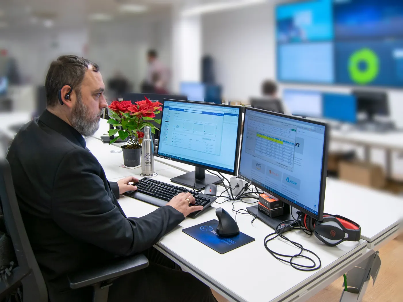 Técnico de Nersis trabajando con herramientas de Microsoft 365 y cloud
